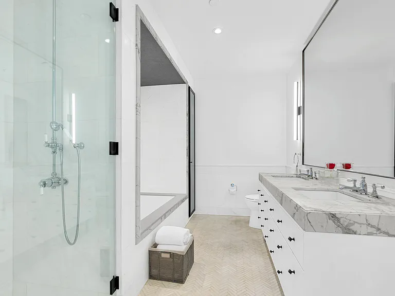 438 E 12th St #4R — Photo 6