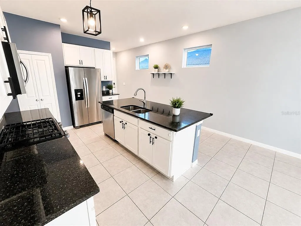 4 bed, 2.0 bath, 1633 sqft, $2,500 — Photo 3