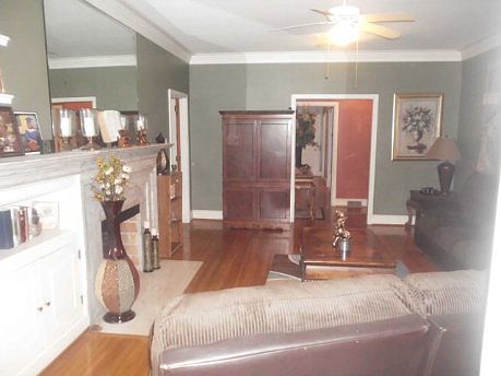 Lvng w/ fireplace & bookcase