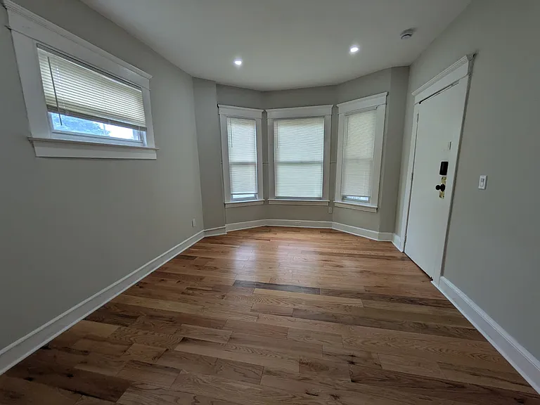 350 Davenport Ave #1 — Photo 3