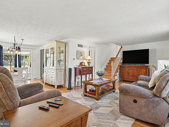 2nd image of 398 Folkstone Way