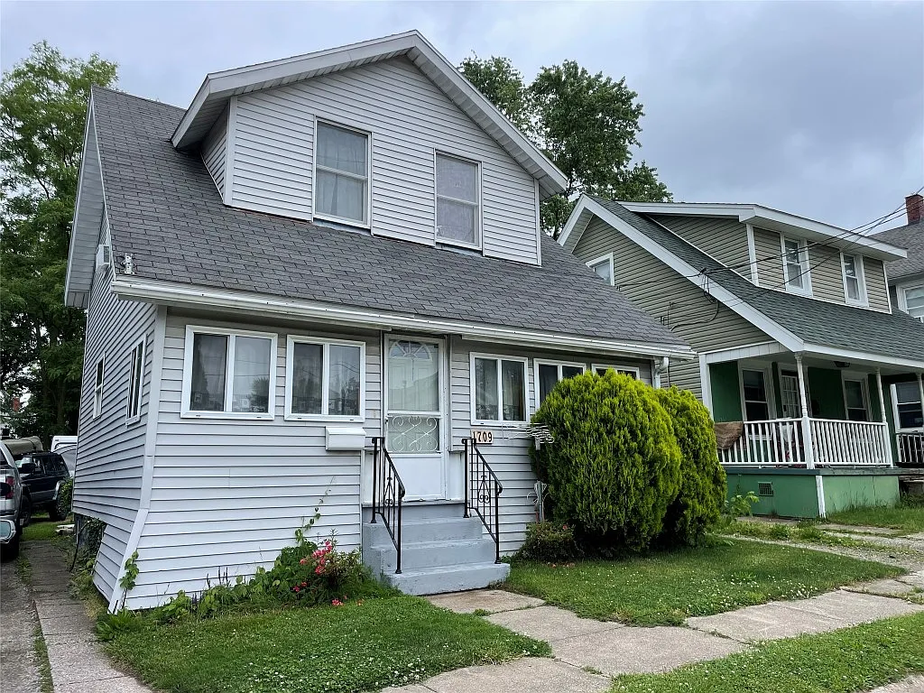 1709 Center St photo 1