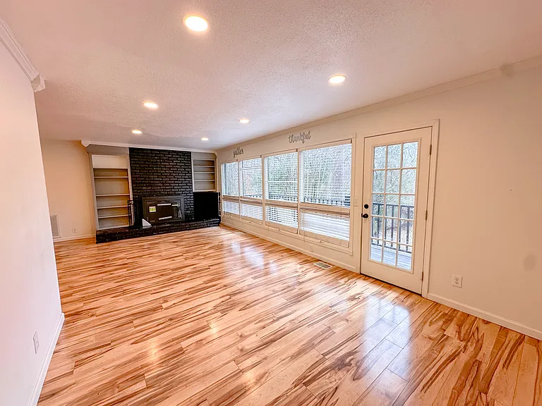 323 Forrest Glen Rd — Photo 3