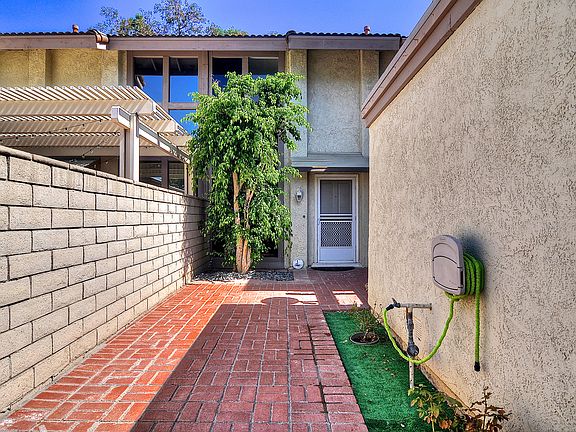 Nice walkway to the front.