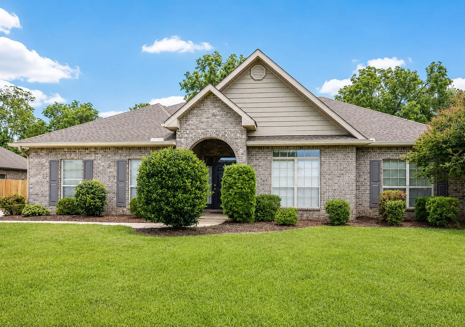 Spacious 3-Bedroom Home in Daphne — Photo 1
