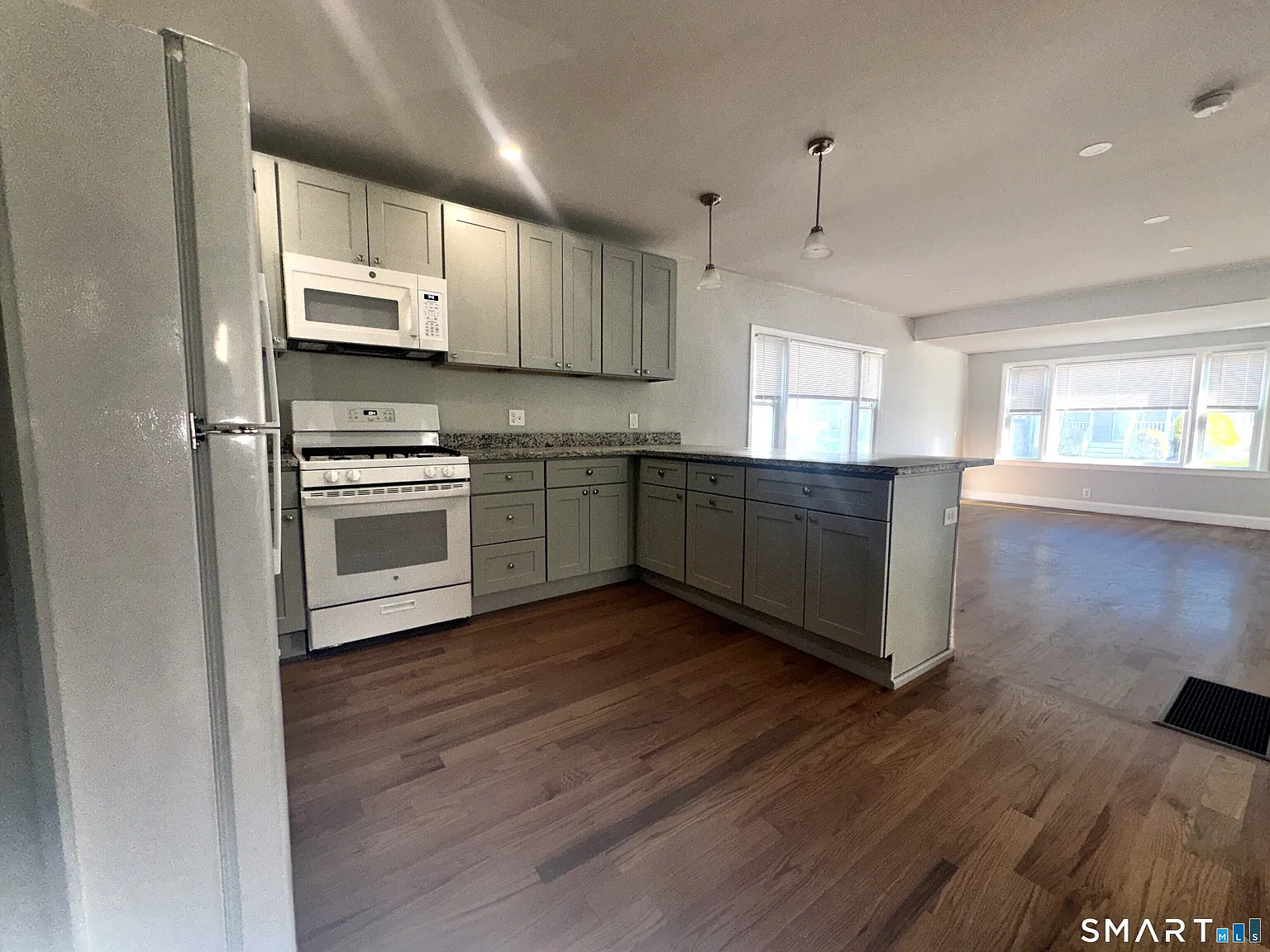 2 bed, 1.0 bath, 759 sqft, $3,150 — Photo 3