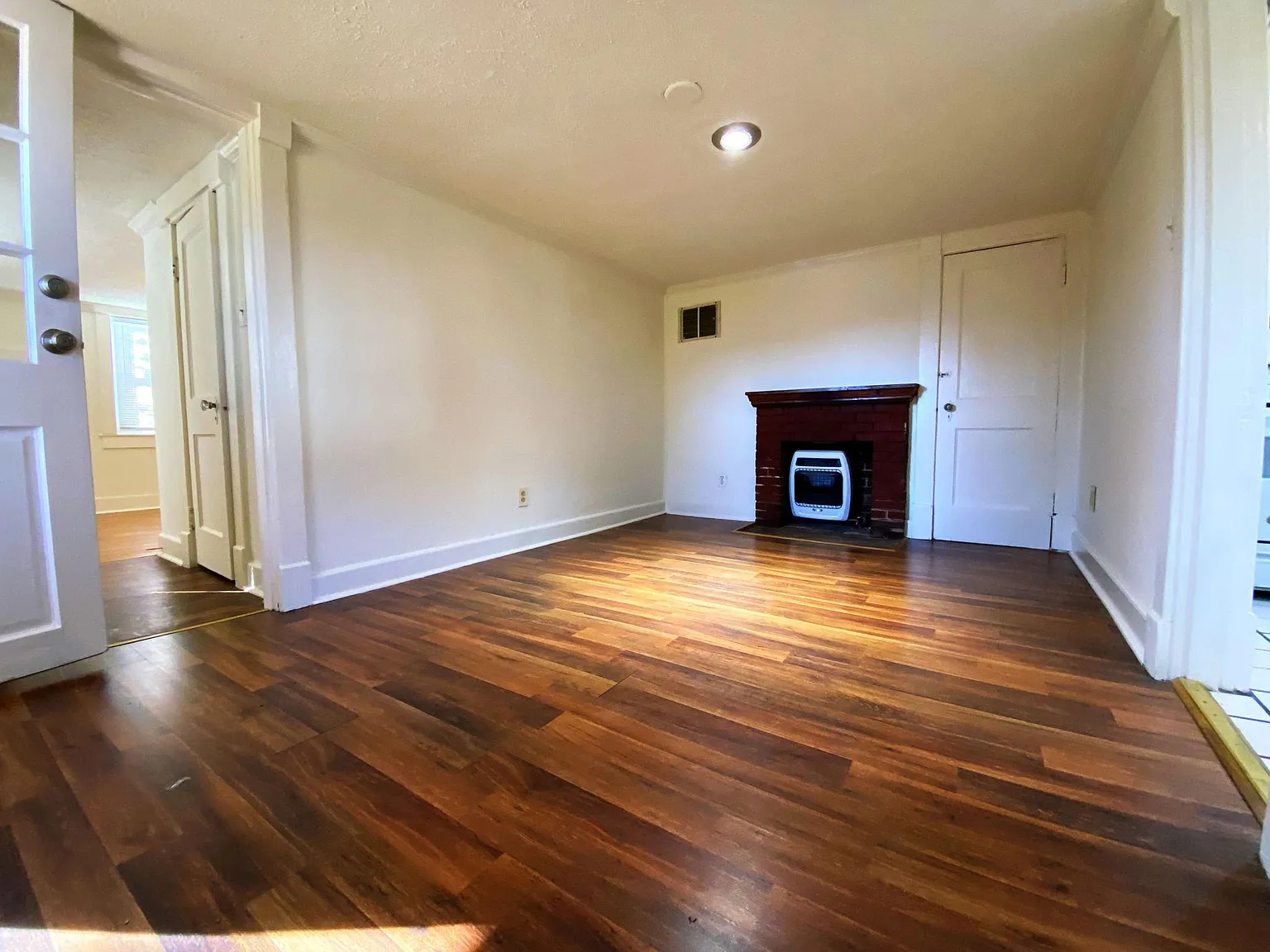 1 bed, 300 sqft, $800 — Photo 3