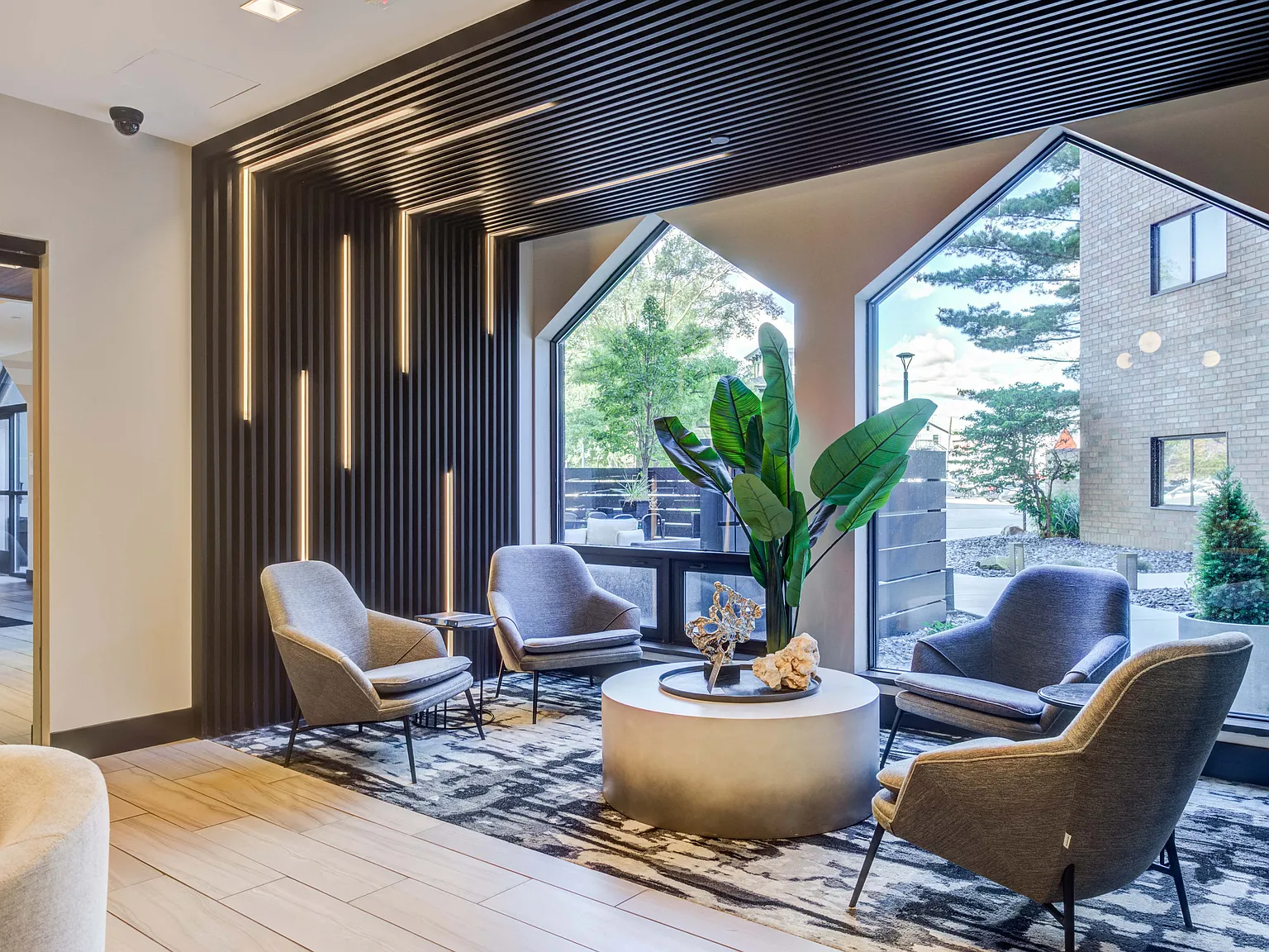 Skyrise Luxury Apartments — Photo 2