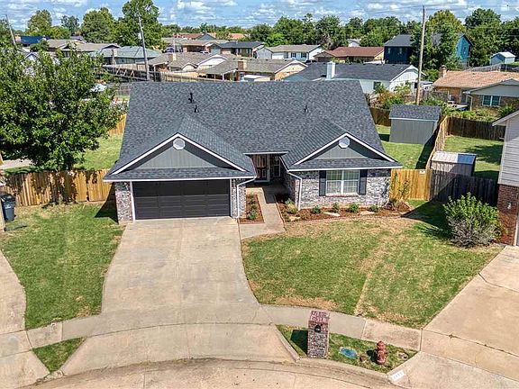4th image of 2112 NW Ashley Cir