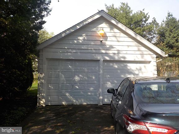 4th image of 724 Shadeland Ave