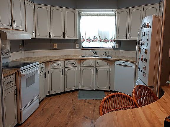Plenty of cabinets - kitchen