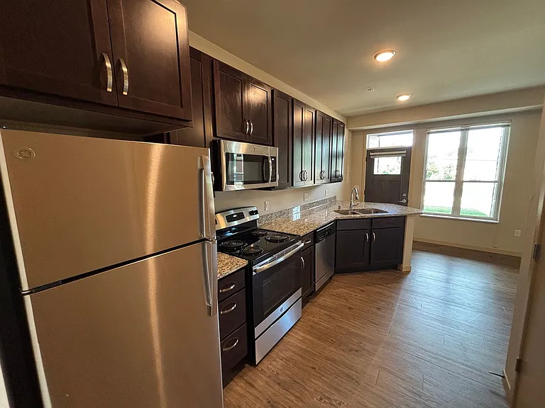 Lincoln Street Apartments — Photo 37