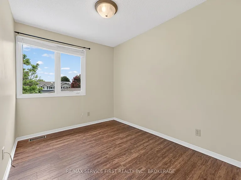 877 Muirfield Cres — Photo 22