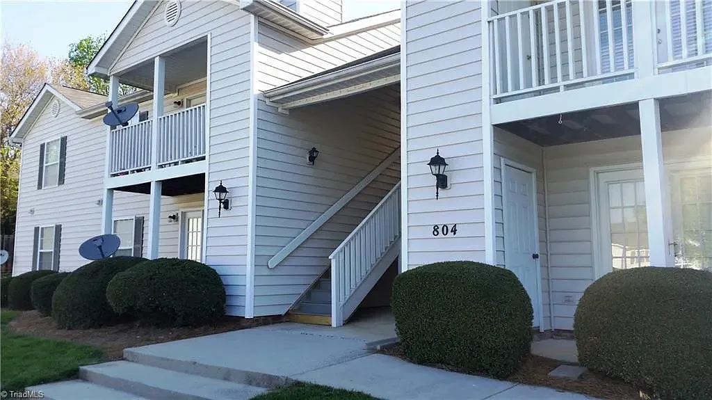 2 bed, 1100 sqft, $1,350 — Photo 1