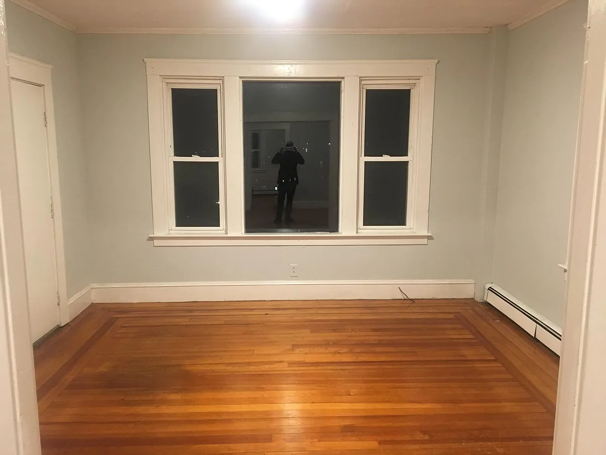 Living room with lots of windows and natural lighting - 27 Pleasant St
