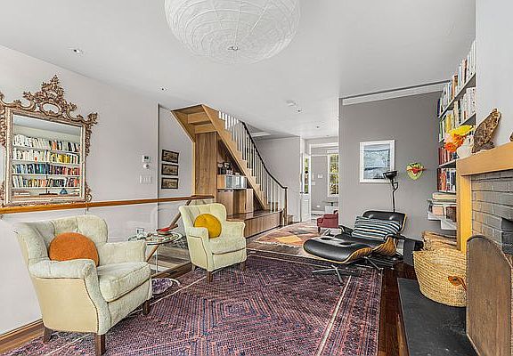 3rd image of 203 W Houston St
