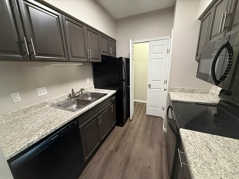 Lake Shore Apartments — Photo 50
