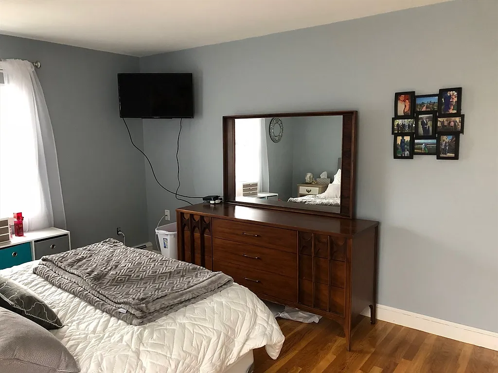 2 bed, 1.0 bath, 900 sqft, $3,000 — Photo 2