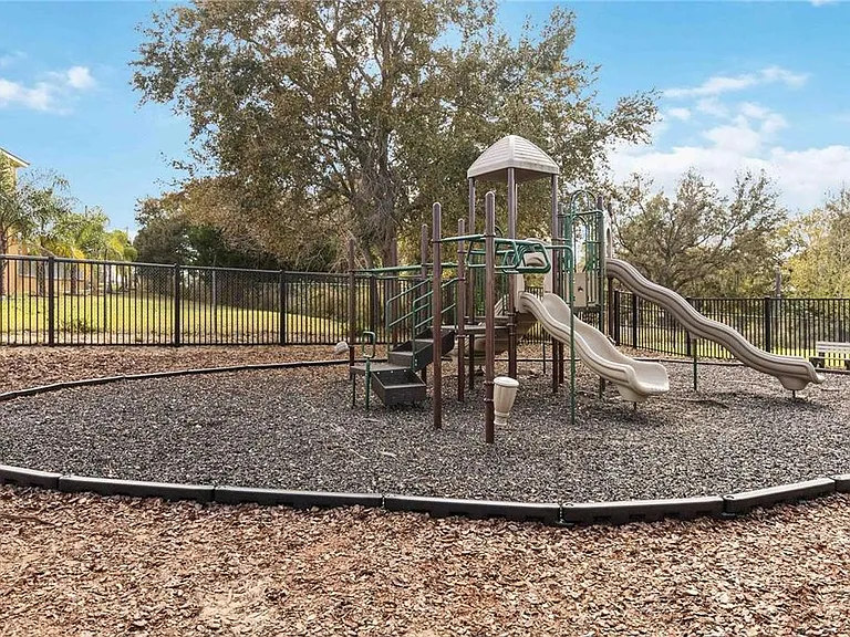 592 Madison Dr — Photo 18