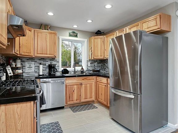 3rd image of 44810 Spruce Ave E