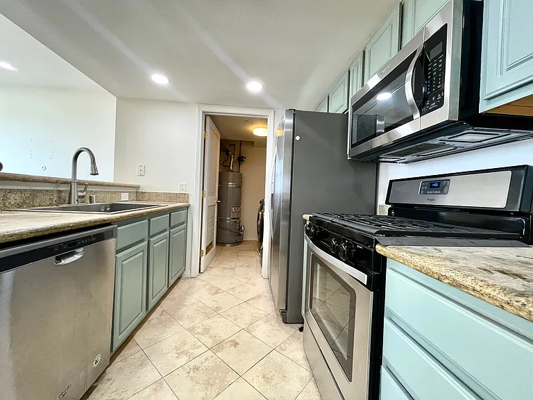 100 N River Cir N #304 — Photo 8