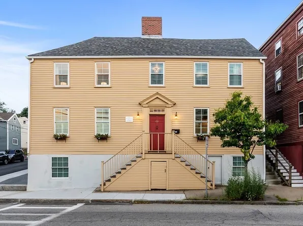 151 Merrimac St, Newburyport, MA 01950