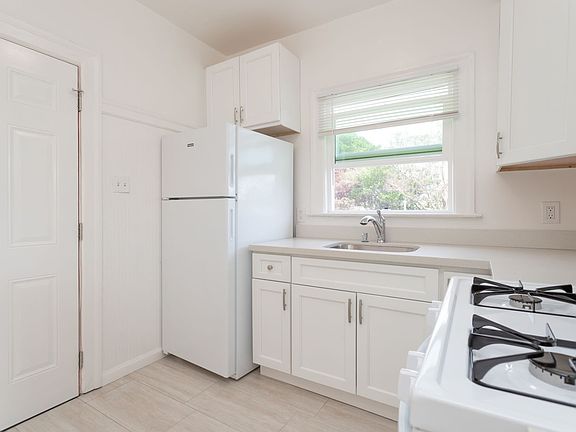 2nd image of 527-531 59th St #527-1/2