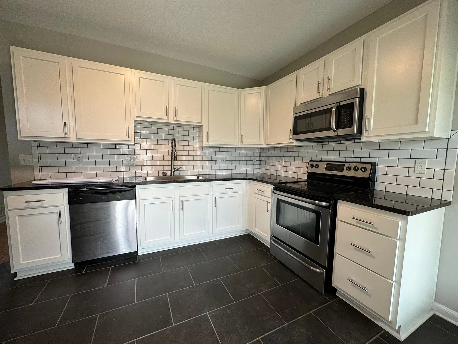 492 Wyandotte Ave — Photo 3