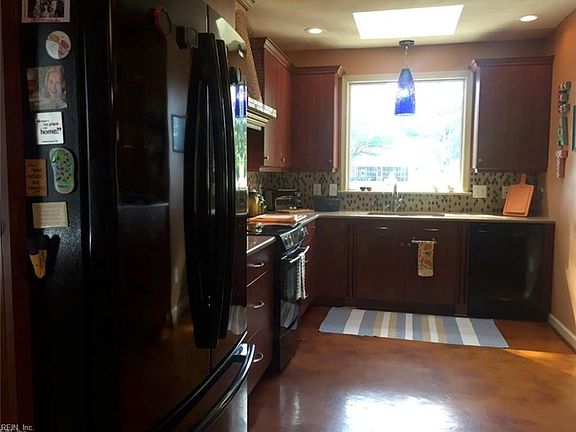 3rd image of 3833 Trant Ave