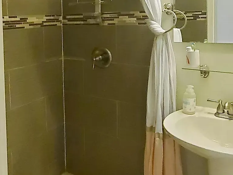Master bedroom en-suite bath