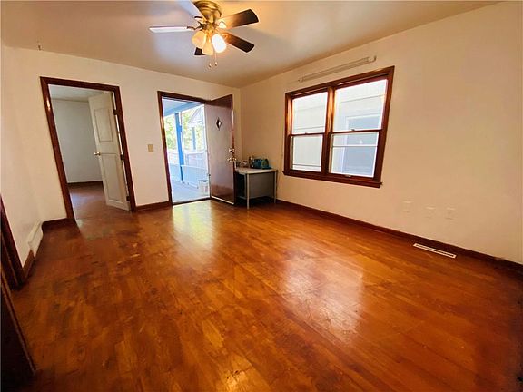3rd image of 812 Kensington Ave