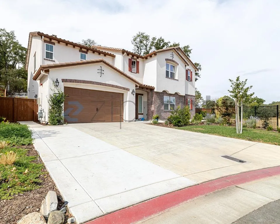 5 bed, 3.5 bath, 4041 sqft, $5,390 — Photo 2