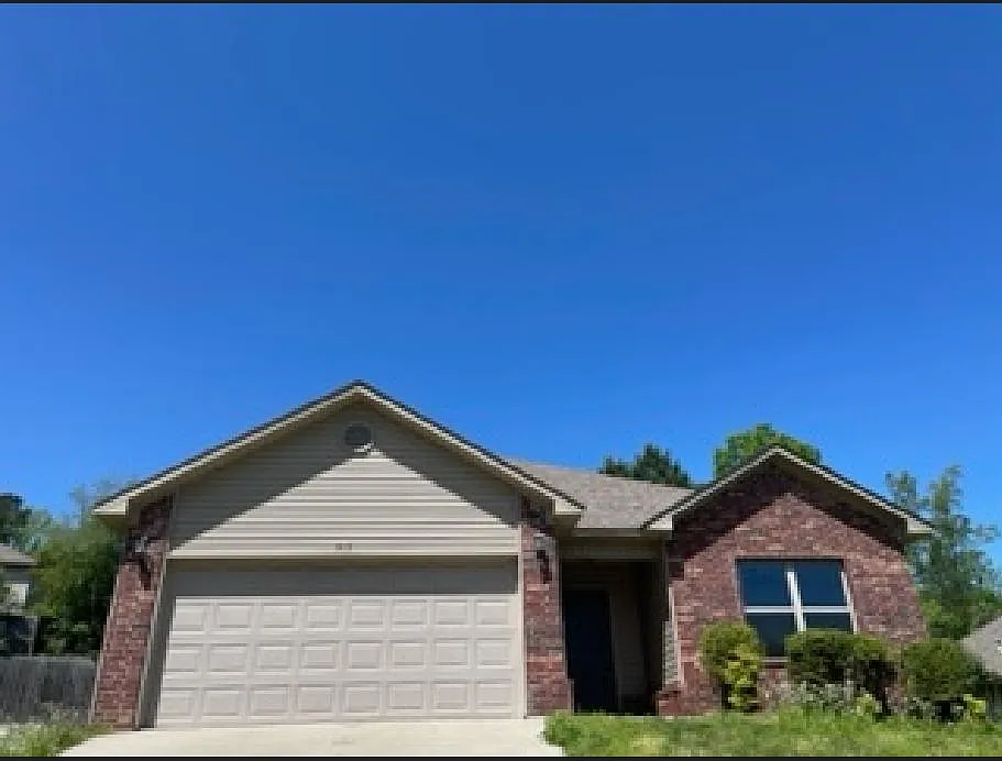3 bed, 1389 sqft, $1,650 — Photo 1
