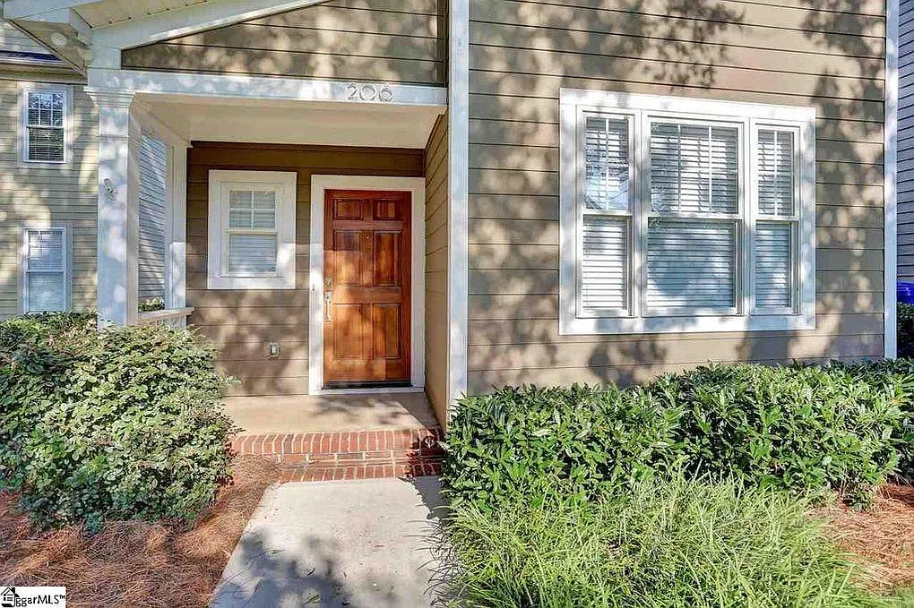 3 bed, 1260 sqft, $2,200 — Photo 3