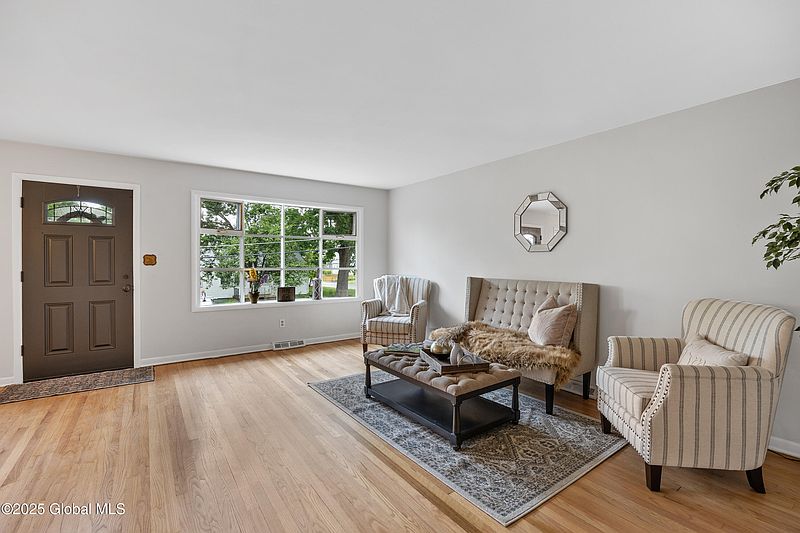 5th image of 39 Hillcrest Avenue