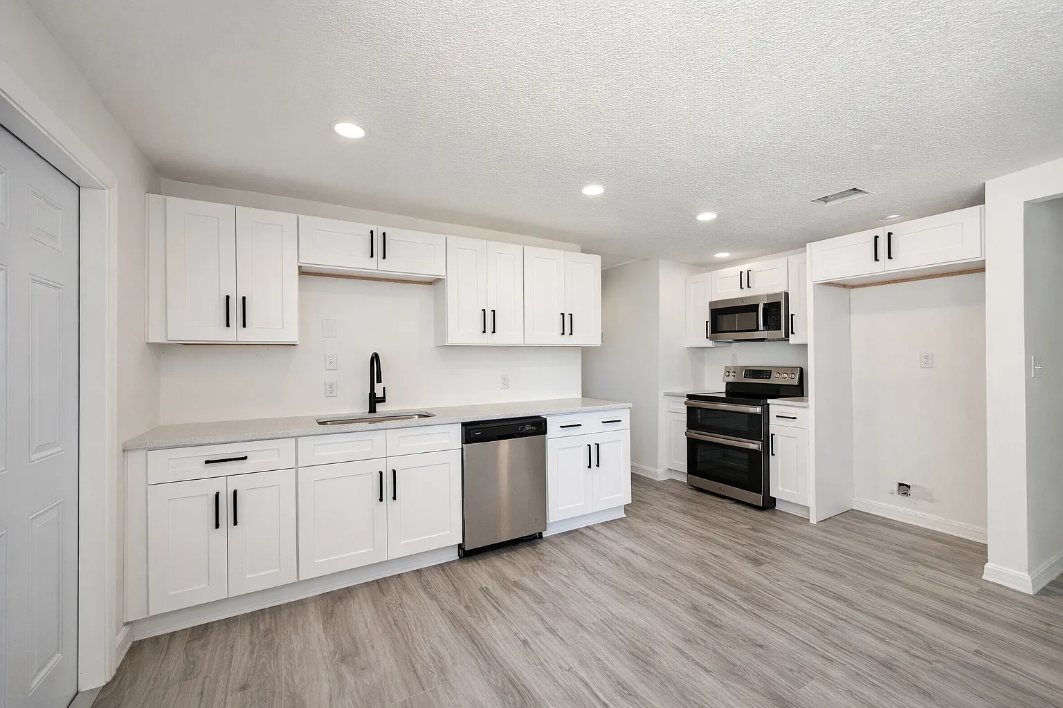 Beautifully Renovated 5/2 In Crystal River — Photo 2
