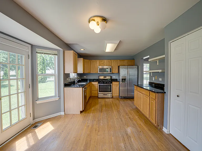 2464 Blue Spruce Ln — Photo 6