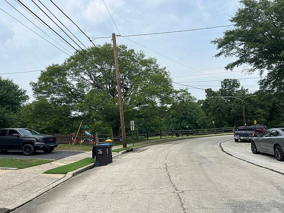 4th image of 609 Linda Ln