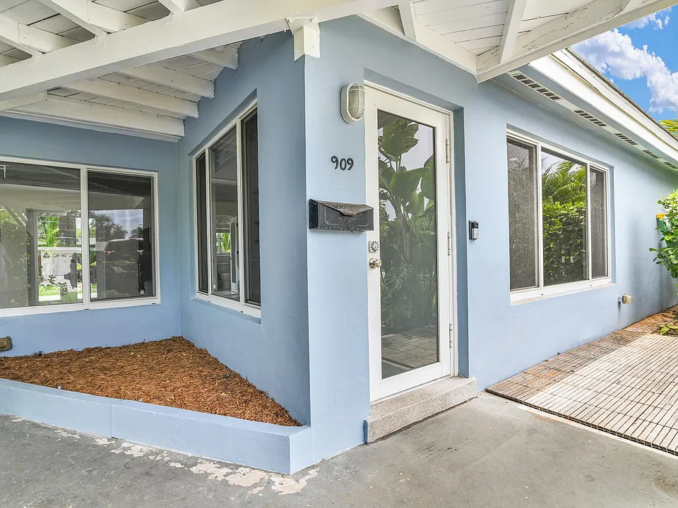 909 SE 16th Pl