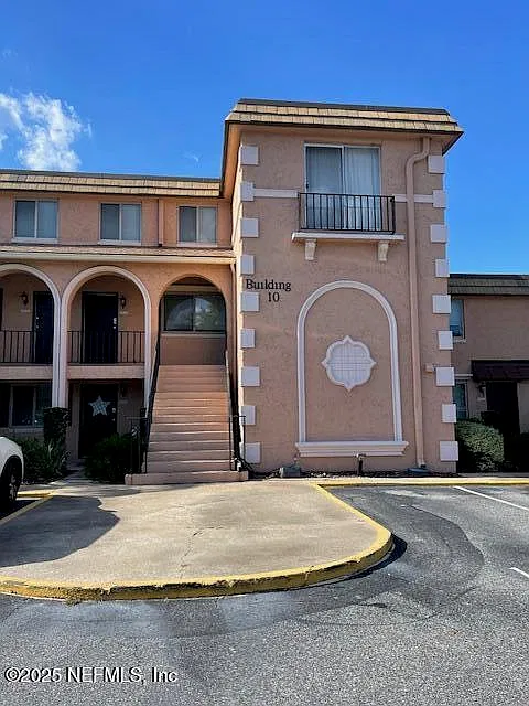 2 bed, 1.5 bath, 1090 sqft, $1,575 — Photo 2
