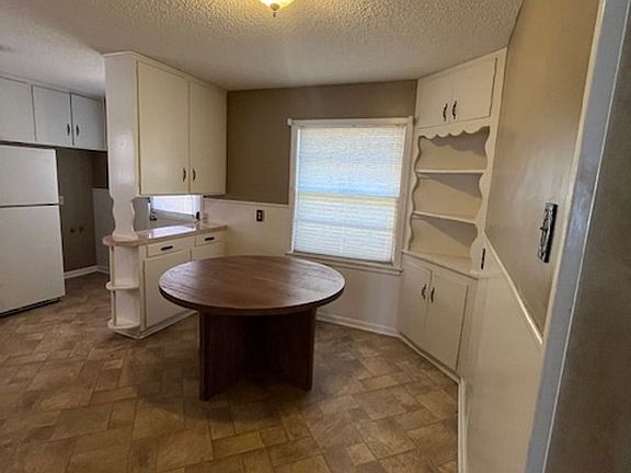 4th image of 865 Burger St