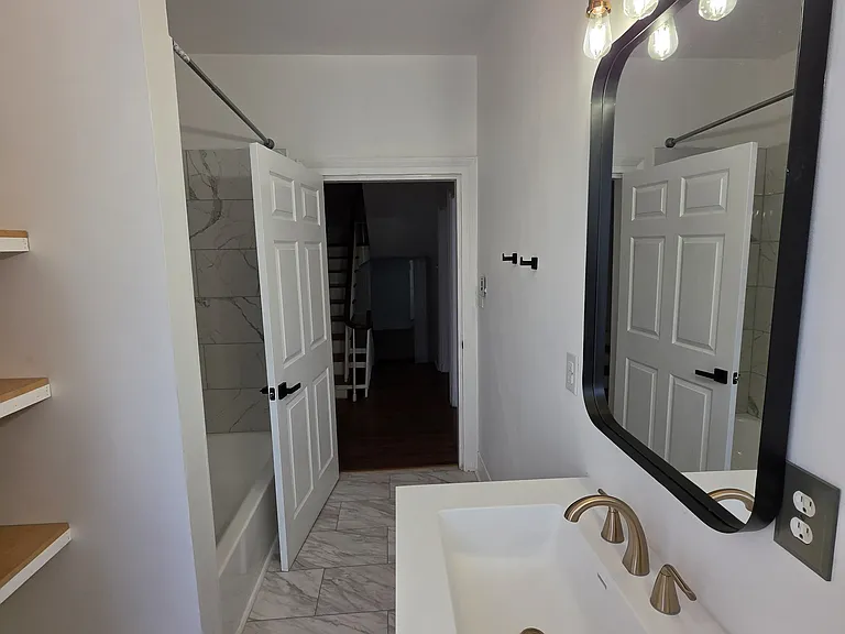 209 E Martin St #B — Photo 16