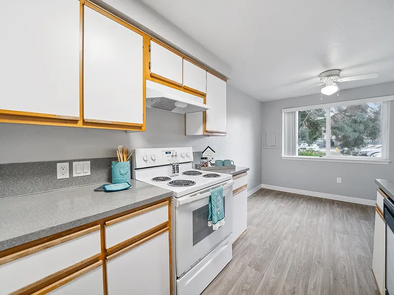 Crestbrook Apartments — Photo 15