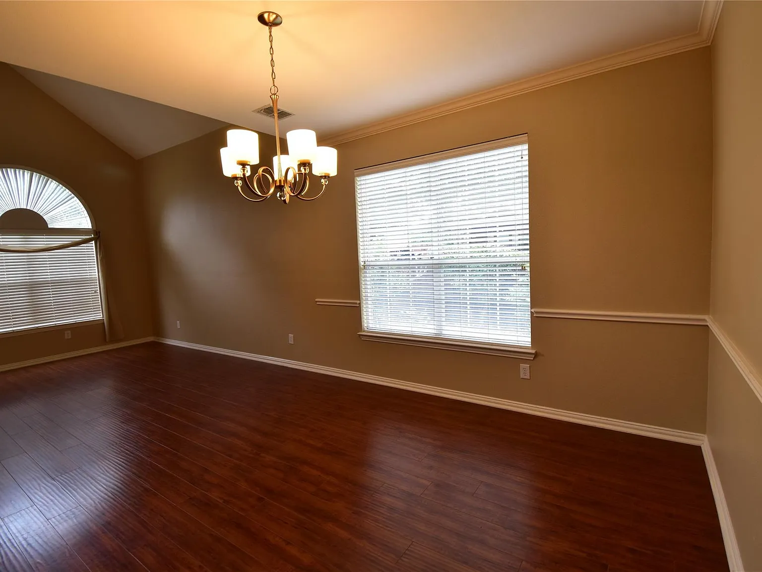 4 bed, 2892 sqft, $2,800 — Photo 3