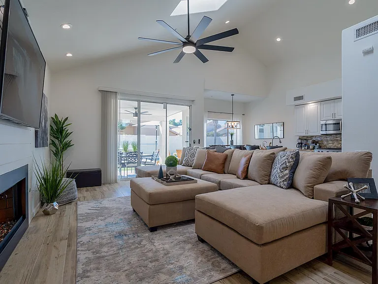 Bright Open FloorPlan, Vaulted Ceilings +Skylights