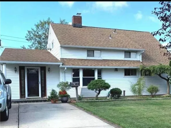 82 Lantern Rd, Hicksville, NY 11801