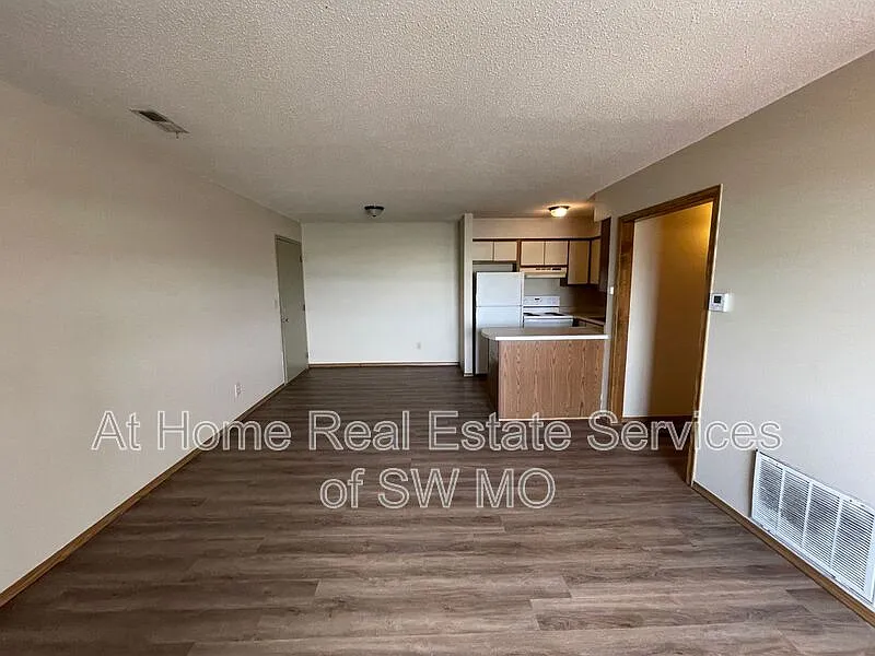 2 bed, 1.0 bath, $705 — Photo 3