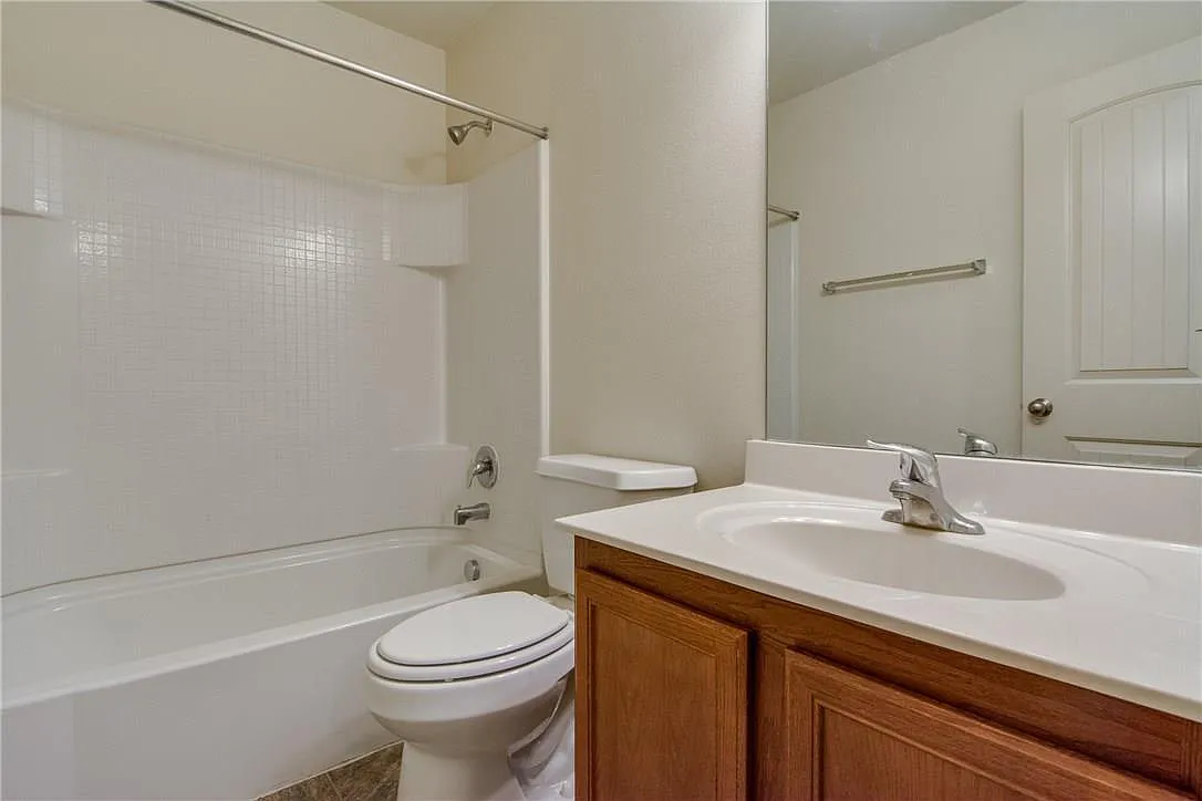 3 bed, 1921 sqft, $2,100 — Photo 4