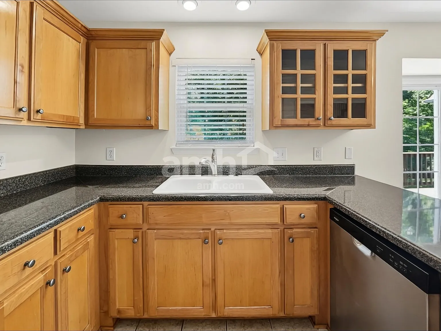 3 bed, 2.5 bath, 2218 sqft, $2,470 — Photo 3
