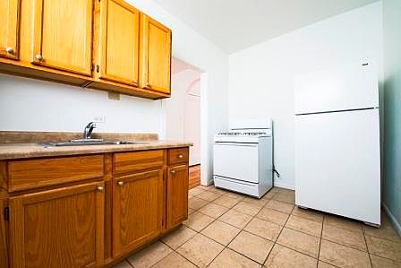 4th image of 8222-32 S Ingleside Ave #8222-1W
